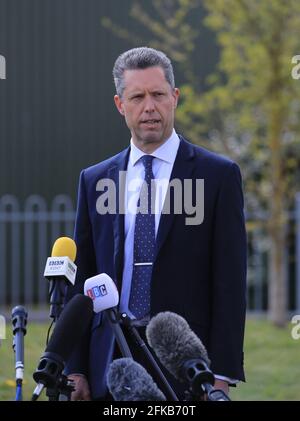 Tom Richards, stellvertretender Chief Constable, sprach auf einer Pressekonferenz in Aylesham, East Kent, über PCSO Julia James, deren Leichnam am Dienstag in Akholt Wood in der Nähe des Weilers Snowdown, wo sie lebte, entdeckt wurde. Die Polizei von Kent hat eine Morduntersuchung eingeleitet, nachdem die Leiche des 53-jährigen Gemeindeunterstützungsbeamten entdeckt worden war. Bilddatum: Donnerstag, 29. April 2021. Stockfoto