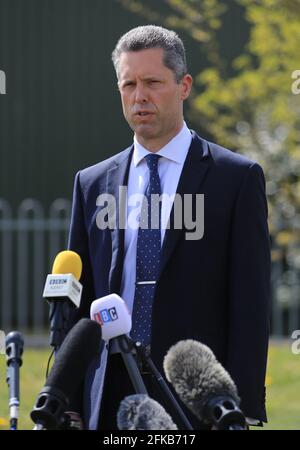 Tom Richards, stellvertretender Chief Constable, sprach auf einer Pressekonferenz in Aylesham, East Kent, über PCSO Julia James, deren Leichnam am Dienstag in Akholt Wood in der Nähe des Weilers Snowdown, wo sie lebte, entdeckt wurde. Die Polizei von Kent hat eine Morduntersuchung eingeleitet, nachdem die Leiche des 53-jährigen Gemeindeunterstützungsbeamten entdeckt worden war. Bilddatum: Donnerstag, 29. April 2021. Stockfoto