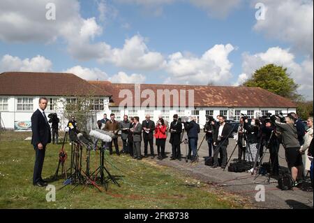 Tom Richards, stellvertretender Chief Constable, sprach auf einer Pressekonferenz in Aylesham, East Kent, über PCSO Julia James, deren Leichnam am Dienstag in Akholt Wood in der Nähe des Weilers Snowdown, wo sie lebte, entdeckt wurde. Die Polizei von Kent hat eine Morduntersuchung eingeleitet, nachdem die Leiche des 53-jährigen Gemeindeunterstützungsbeamten entdeckt worden war. Bilddatum: Donnerstag, 29. April 2021. Stockfoto