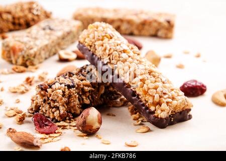 Draufsicht auf verschiedene gesunde Müsliriegel (Müsli oder Müsliriegel). Set aus Energie-, Sport-, Frühstücks- und Proteinriegel auf weißem Hintergrund isoliert Stockfoto