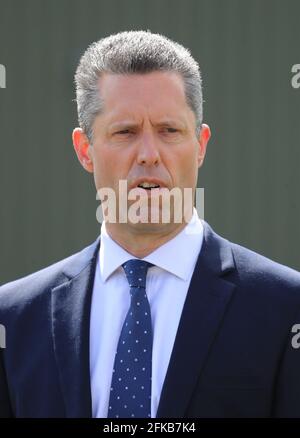 Tom Richards, stellvertretender Chief Constable, sprach auf einer Pressekonferenz in Aylesham, East Kent, über PCSO Julia James, deren Leichnam am Dienstag in Akholt Wood in der Nähe des Weilers Snowdown, wo sie lebte, entdeckt wurde. Die Polizei von Kent hat eine Morduntersuchung eingeleitet, nachdem die Leiche des 53-jährigen Gemeindeunterstützungsbeamten entdeckt worden war. Bilddatum: Donnerstag, 29. April 2021. Stockfoto