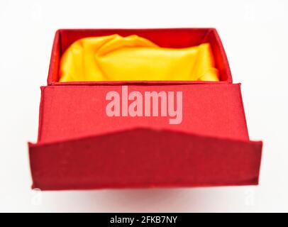 Offene rote Box Satin gefüttert gelb innen Stockfoto
