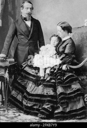 Die kaiserliche Familie: Napoléon III. (1808-1873) mit Eugénie de Montijo und ihrem Sohn Louis Napoléon Bonaparte, geboren 1856 Kabinettkartenfoto Paris, Fondation Napoléon Stockfoto