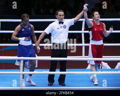 Datei-Foto vom 06-08-2012 von Irlands Katie Taylor (rechts) feiert ihren Sieg über Großbritanniens Natasha Jonas bei den Olympischen Spielen 2012 in London. Ausgabedatum: Freitag, 30. April 2021. Stockfoto