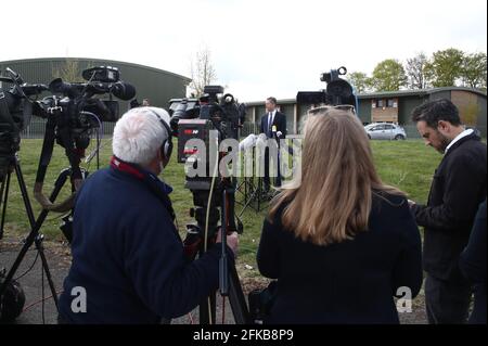 Tom Richards, stellvertretender Chief Constable, sprach auf einer Pressekonferenz in Aylesham, East Kent, über PCSO Julia James, deren Leichnam am Dienstag in Akholt Wood in der Nähe des Weilers Snowdown, wo sie lebte, entdeckt wurde. Die Polizei von Kent hat eine Morduntersuchung eingeleitet, nachdem die Leiche des 53-jährigen Gemeindeunterstützungsbeamten entdeckt worden war. Bilddatum: Donnerstag, 29. April 2021. Stockfoto