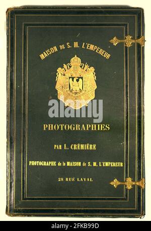 Das Cover der Mappe zusammengestellt von Léon Crémière (1831-nach 1871), Fotograf des Imperators. Die Mappe enthält 40 Porträts prominenter Persönlichkeiten des Zweiten Kaiserreichs. Paris, Fondation Napoléon Stockfoto