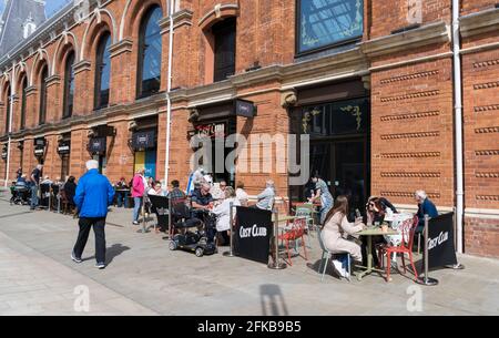 Menschen genießen die Entspannung von Einschränkungen aufgrund der covid Cornhill Lincoln Lincolnshire 26/04/2021 Stockfoto