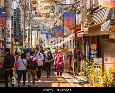 tokio, japan - 31 2020. märz: Touristenmassen, die in der historischen Einkaufsstraße von Yanaka Ginza einkaufen, die für ihre altmodische Mode bekannt ist Stockfoto