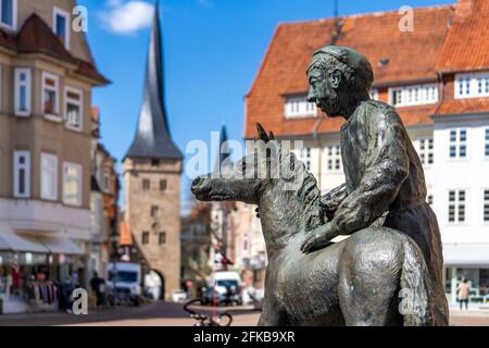 Brunnen am Pferdemarkt und Westerturm in Duderstadt, Niedersachsen, Deutschland Stockfoto