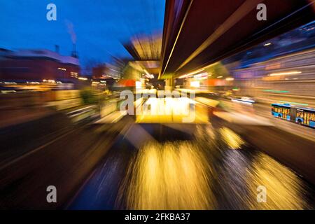 Leichte Spuren einer fahrenden Schwebebahn am Abend, Deutschland, Nordrhein-Westfalen, Bergisches Land, Wuppertal Stockfoto