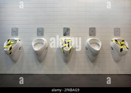 Urinal, Corona-Abstandsregeln in einer Männertoilette, Deutschland Stockfoto