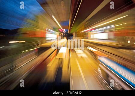 Leichte Spuren einer fahrenden Schwebebahn am Abend, Deutschland, Nordrhein-Westfalen, Bergisches Land, Wuppertal Stockfoto