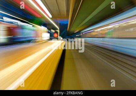 Leichte Spuren einer fahrenden Schwebebahn am Abend, Deutschland, Nordrhein-Westfalen, Bergisches Land, Wuppertal Stockfoto