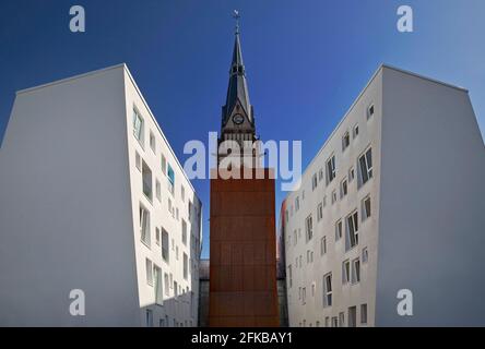 Kirchturm der Christuskirche hinter modernen Mehrfamilienhäusern, Deutschland, Nordrhein-Westfalen, Köln Stockfoto