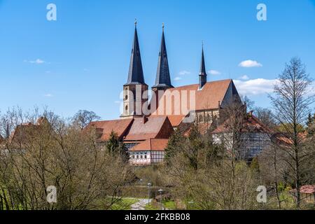 Fachwerk und Basilika St. Cyriakus in Duderstadt, Niedersachsen, Deutschland Stockfoto