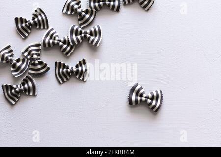 Schwarz-weiße Zebra-Farfalle-Pasta. Stockfoto