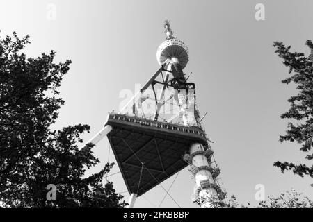 Tiflis, Georgien - 22. August 2016: Tbilisi TV Broadcasting Tower in schwarz-weiß Stockfoto