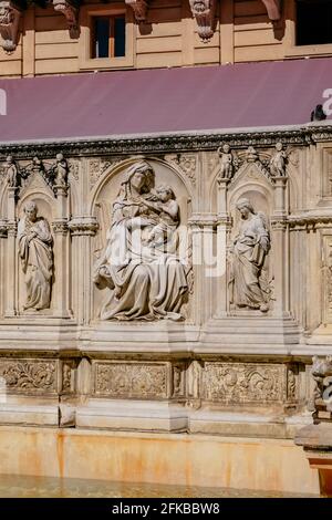 Skulpturen in Fonte Gaia - monumentale Brunnen auf der Piazza del Campo im Zentrum von Siena - Toskana, Italien Stockfoto