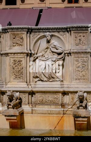 Skulpturen in Fonte Gaia - monumentale Brunnen auf der Piazza del Campo im Zentrum von Siena - Toskana, Italien Stockfoto