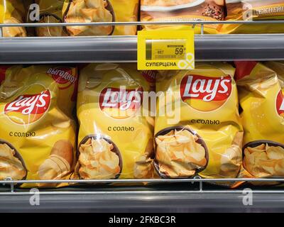 Moskau, Russland - September 10. 2020. Die Kartoffelchips liegen im Selgros Cash and Carry Shop Stockfoto