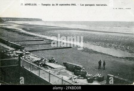 Asnelles, Schadensbewertung nach dem Sturm vom 30. September 1905. Land: Frankreich. Abteilung: 14 - Calvados. Region: Normandie (ehemals Unterer Normandie). Alte Postkarte, Anfang des 20. Jahrhunderts. Stockfoto