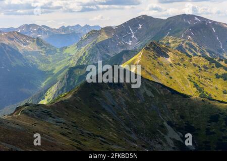 Blick vom Kasprowy Wierch in Richtung Westliche Tatra im Sommer Stockfoto