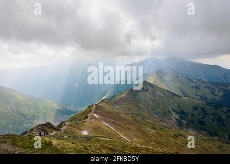 Blick vom Kasprowy Wierch in Richtung Westliche Tatra im Sommer Stockfoto