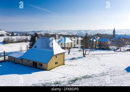 Luftbild Landschaftsaufnahme eines uralten Häuschens einer kleinen Stadt. Stockfoto