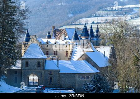 Der Eingang des magischen mystischen Schlosses in der kleinen Stadt Frankreich, Europa Stockfoto