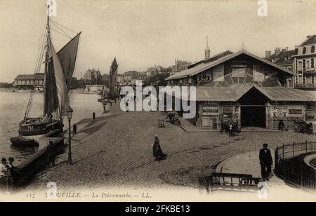 LA POISSONNERIE DE TROUVILLE-SUR-MER 14-CALVADOS Region: Normandie (ehemals Basse-Normandie) Postkarte Anfang des 20. Jahrhunderts Stockfoto