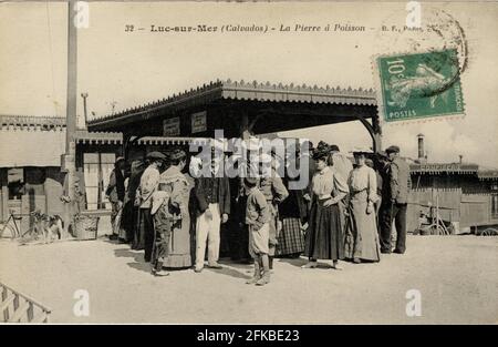 LA PIERRE A POISSON AU LUC-SUR-MER 14-CALVADOS Region: Normandie (ehemals Basse-Normandie) Postkarte Anfang des 20. Jahrhunderts Stockfoto