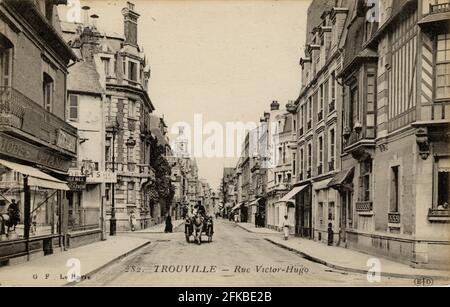LA RUE VICTOR HUGO A TROUVILLE-SUR-MER 14-CALVADOS Region: Normandie (ehemals Basse-Normandie) Postkarte Anfang des 20. Jahrhunderts Stockfoto
