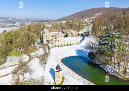 Drohne Luftaufnahme des Schlosspalastes vor dem See mitten im Wald am Rande einer kleinen Stadt in frankreich vor einem See gelegen. Stockfoto