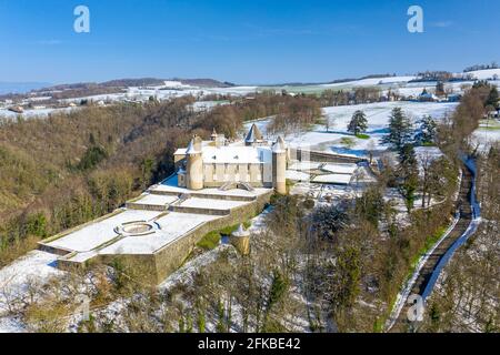 Die Drohne vor der Kamera schoss auf ein Schloss wie ein riesiges Gebäude in einer kleinen Stadt in frankreich, europa Stockfoto