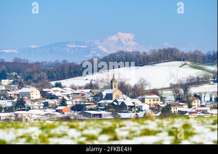 Eine kleine französische Stadt am Fuße der Alpen Bergkette von Frankreich Europa Stockfoto