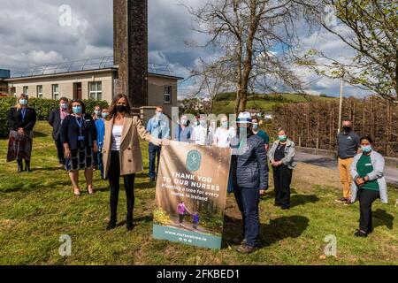 Bantry, West Cork, Irland. April 2021. Holly Cairns TD pflanzte heute im Bantry General Hospital im Rahmen der Initiative „Nurse a Tree“ eine Birke und Eiche. Krankenschwester A Tree plant, einen Baum für jeden Mitarbeiter im Gesundheitswesen in Irland zu Pflanzen, der 80,000 beträgt, als lebendiges Erbe. Holly Cairns ist mit Clodagh Connaughton, der Gründerin von „Nurse a Tree“, abgebildet, während Krankenpflege- und Krankenhauspersonal zuschaut. Quelle: AG News/Alamy Live News Stockfoto