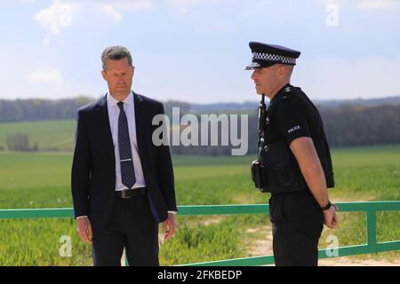 Stellvertretender Chief Constable Tom Richards mit Inspektor Mark Sankey an der Absperrung in der Nähe von Akholt Wood, in der Nähe des Weilers Snowdown, in der Nähe von Aylesham, East Kent, wo der Körper von PCSO Julia James entdeckt wurde. Die Polizei von Kent hat eine Morduntersuchung eingeleitet, nachdem am Dienstag der 53-jährige Gemeindeunterstützungsbeamte entdeckt worden war. Bilddatum: Freitag, 30. April 2021. Stockfoto