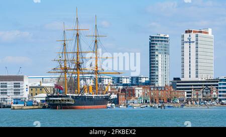 Stadt Portsmouth mit HMS Warrior historischen Schiff in Portsmouth Hafen, Portsmouth, Hampshire, England, Großbritannien. Stockfoto