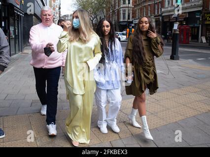 London, Großbritannien. April 2021. Little Mix, Perrie Edwards, Jade Thirlwall und Leigh-Anne Pinnock verlassen die Studios von Global Radio am Leicester Square. Quelle: Tommy London/Alamy Live News Stockfoto