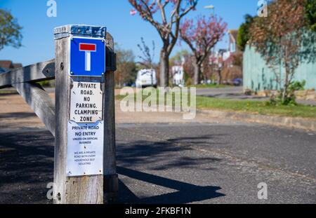 Kein Durchgangsschild auf einer privaten Straße mit einem Warnschild ohne Parkplatz und Schließzone am Eingang, befestigt an einem offenen Tor, in England, Großbritannien. Stockfoto