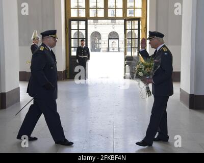 König Carl XVI Gustaf erhält am Freitag, den 30. April 2021, im Königlichen Palast in Stockholm, Schweden, Blumen zu seinem 75. Geburtstag. Foto: Anders Wiklund / TT kod 10040 Stockfoto