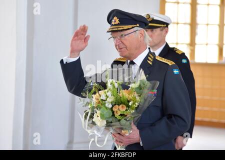 König Carl XVI Gustaf erhält am Freitag, den 30. April 2021, im Königlichen Palast in Stockholm, Schweden, Blumen zu seinem 75. Geburtstag. Foto: Anders Wiklund / TT kod 10040 Stockfoto