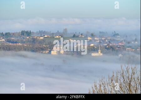Wunderschöne Luftaufnahme einer Stadt, die von Nebel und Nebel bedeckt ist. Stockfoto