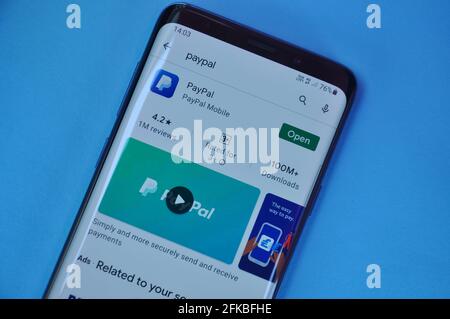 Mandi, Himachal Pradesh, Indien - 03 05 2021: PayPal-App im Google Play Store durchsuchen im Smartphone ist "PayPal" einer der größten Online-Zahlungsprozessoren der Welt. Stockfoto