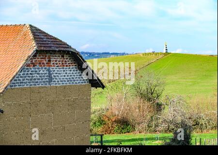 Nahaufnahme eines ländlichen Gebäudes vor einem stark ausgebreiteten Ackerland. Stockfoto