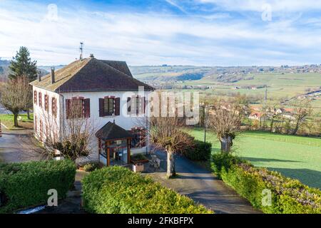 Luftaufnahme eines riesigen Wohnhauses einer kleinen Stadt im Schoß der Natur in Frankreich, Europa. Stockfoto