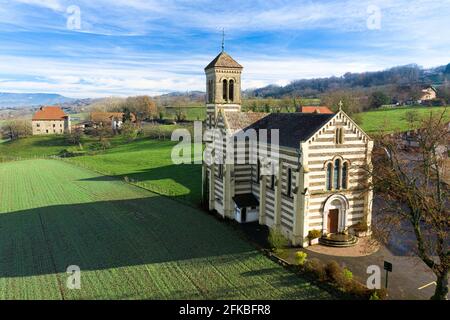 Luftaufnahme einer Kirche einer kleinen Stadt im Schoß der Natur. Stockfoto