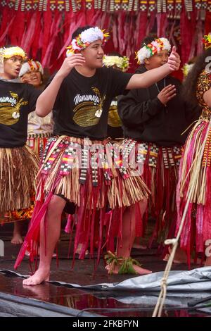 Eine kostümierte Tänzerin aus dem Inselstaat Tuvalu, die beim Pasifika Festival, einer Feier der pazifischen Inselkultur in Auckland, Neuseeland, auftrat Stockfoto