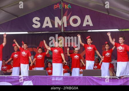 Eine kulturelle Gruppe junger samoischer Mädchen beim Pasifika Festival, einem Fest der Kultur der Pazifikinsel in Auckland, Neuseeland Stockfoto