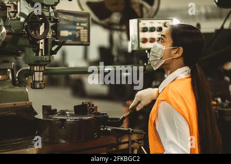 Frauen Arbeiter tragen Einweg-Gesichtsmaske zum Schutz Corona Virus Verteilung und Rauch staubigen Luftverschmutzungsfilter in der Fabrik für eine gesunde Arbeitspflege. Stockfoto